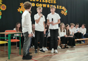 Uczniowie podczas apelu