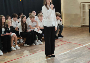 Uczennica podczas apelu