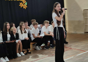 Uczennica podczas apelu