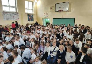 Społeczność szkolna podczas apelu