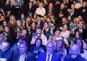 Wyróżnienie uczniowie z medalami.