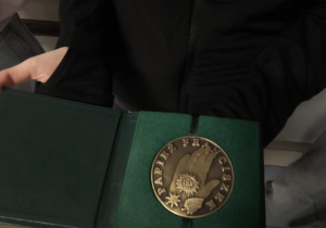 Brązowy medal za działania charytatywne.