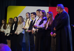 Wyróżnienie uczniowie z medalami.