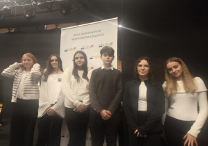 Wyróżnienie uczniowie z medalami.