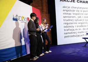 Wyróżnienie uczniowie z medalami.