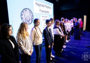 Wyróżnienie uczniowie z medalami.