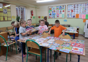 Kiermasz książek w bibliotece szkolnej.