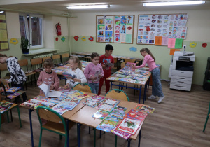 Kiermasz książek w bibliotece szkolnej.