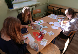Uczniowie tworzą kartki dla podopiecznych ZPO.