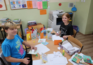 Uczniowie tworzą kartki dla podopiecznych ZPO.