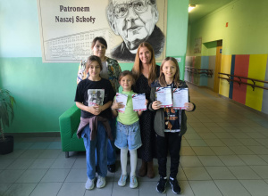 Zwycięzcy konkursu z nauczycielkami języka angielskiego.