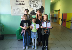 Zwycięzcy konkursu z nauczycielkami języka angielskiego.