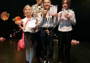 Zwycięzcy konkursu z nauczycielkami języka angielskiego.