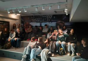 Uczniowie w symulatorze lotu.