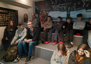 Uczniowie w symulatorze lotu.