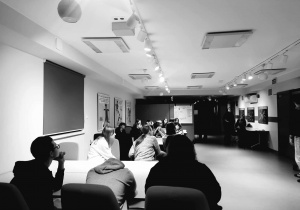 Uczniowie w symulatorze lotu.