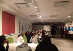 Uczniowie w symulatorze lotu.