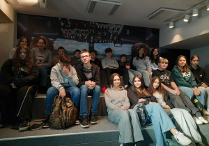 Uczniowie w symulatorze lotu.