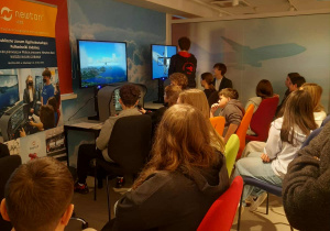 Uczniowie w symulatorze lotu.