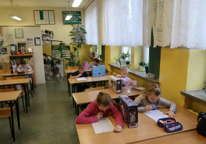 Uczniowie piszą konkurs.