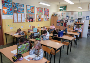 Uczniowie piszą konkurs.