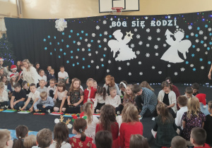 Uczniowie klasy 1b podczas występu