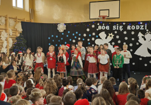 Uczniowie klasy 3a podczas występu