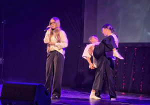 Uczennice podczas występu