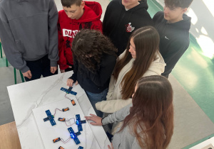 Kosmos - zestaw edukacyjny, uczniowie podczas pracy