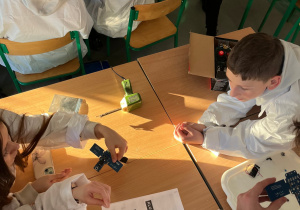 Kosmos - zestaw edukacyjny, uczniowie podczas pracy