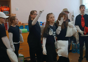 Aktorzy grupy tetralnej INNI podczas występu