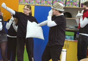 Aktorzy grupy tetralnej INNI podczas występu