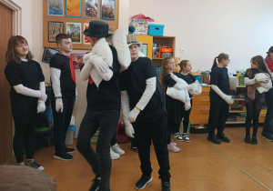 Aktorzy grupy tetralnej INNI podczas występu