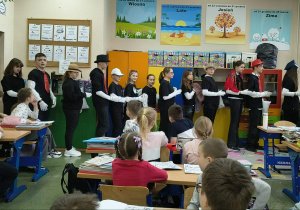 Aktorzy grupy tetralnej INNI podczas występu