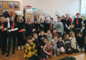 Aktorzy grupy tetralnej INNI podczas występu