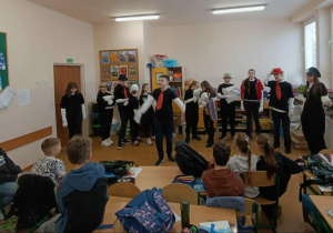 Aktorzy grupy tetralnej INNI podczas występu