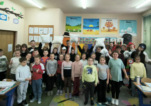 Aktorzy grupy tetralnej INNI podczas występu