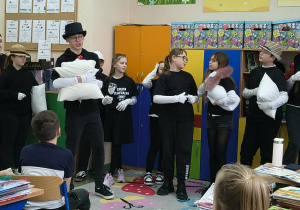 Aktorzy grupy tetralnej INNI podczas występu