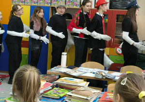 Aktorzy grupy tetralnej INNI podczas występu