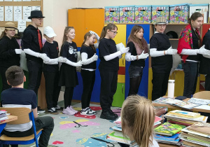 Aktorzy grupy tetralnej INNI podczas występu