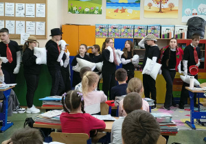 Aktorzy grupy tetralnej INNI podczas występu