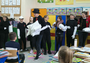 Aktorzy grupy tetralnej INNI podczas występu