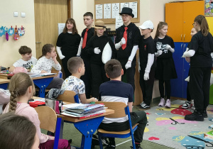 Aktorzy grupy tetralnej INNI podczas występu