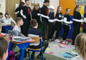 Aktorzy grupy tetralnej INNI podczas występu