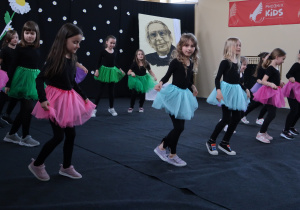 Część artystyczna w wykonaniu uczniów SP9