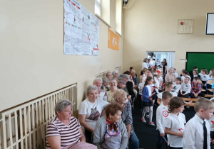 Zaprzyjaźnieni seniorzy w Dziewiątce