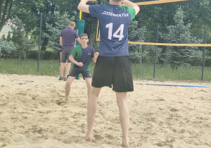 Reprezentacja szkoły w piłkę siatkową plażową.