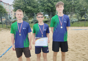 Reprezentacja szkoły w piłkę siatkową plażową.