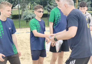 Reprezentacja szkoły w piłkę siatkową plażową.