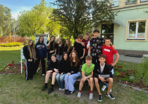 Klasa 7a tworzy szkolny ogród